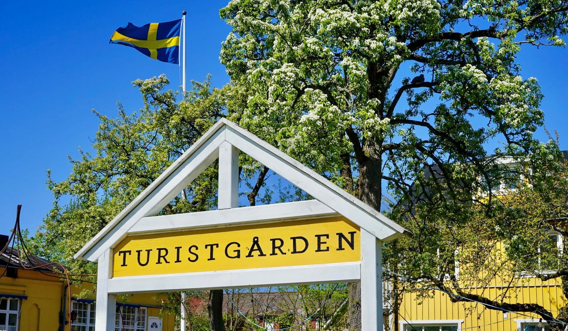 Skylt med Turistgårdens namn.