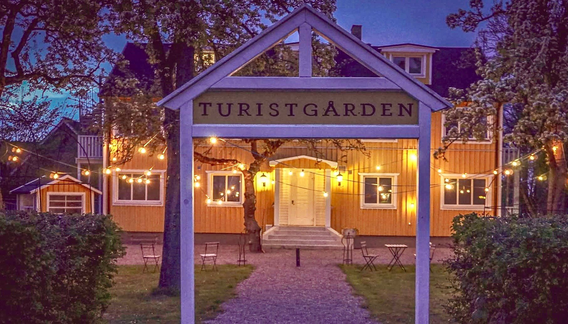 Turistgårdens entré i kvällsbelysning.
