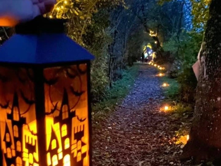 Spökrunda ledd av vålnad med lykta genom kärleksstigen.