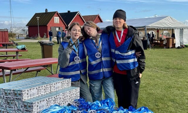 Unga volontärer delar ut medaljer.